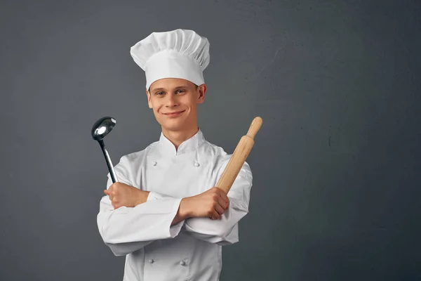 Un uomo in uniforme da chef che cucina in un ristorante — Foto Stock