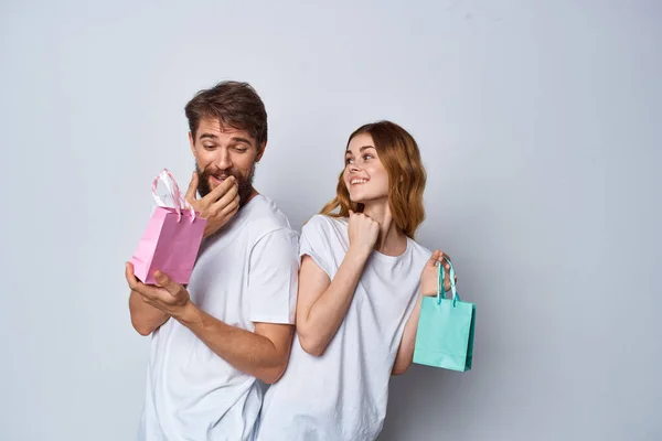 Jong paar met geschenken winkelen leuke levensstijl — Stockfoto