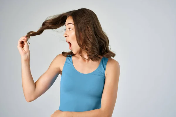 Mulher emocional segurando sua cabeça surpresa chateado estilo de vida — Fotografia de Stock