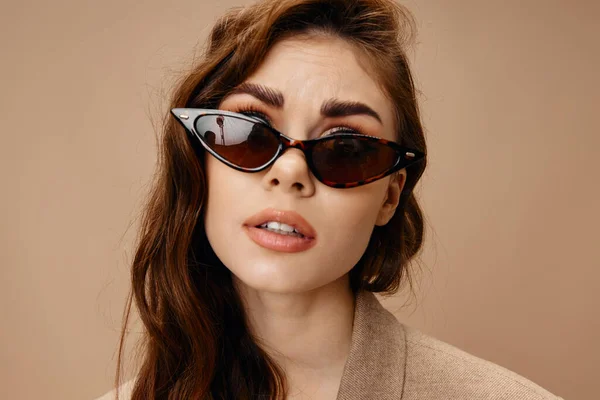 Portrait Beautiful Brunette Woman Wearing Sunglasses Beige Background Cropped View — Stock Photo, Image