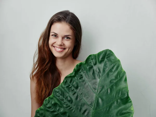 Mulher Encantadora Com Folha Palma Posando Foto Alta Qualidade — Fotografia de Stock