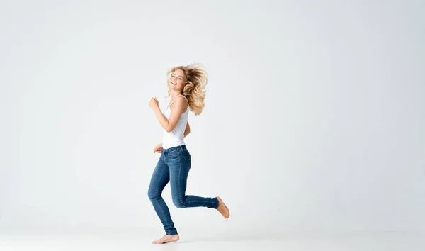 Жінка в джинсах руху танець енергія позитивна мода — стокове фото