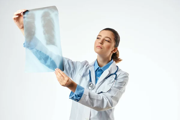 Медсестра дивиться на рентгенівський огляд здоров'я пацієнта — стокове фото