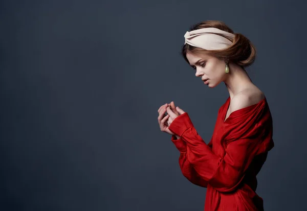 Mulher Atraente Curativo Vermelho Posando Fundo Escuro Foto Alta Qualidade — Fotografia de Stock