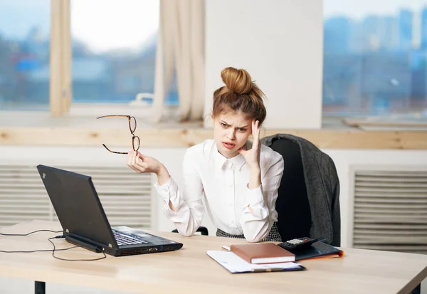 Secretária Bonita Mulher Mesa Trabalho Com Laptop Foto Alta Qualidade — Fotografia de Stock