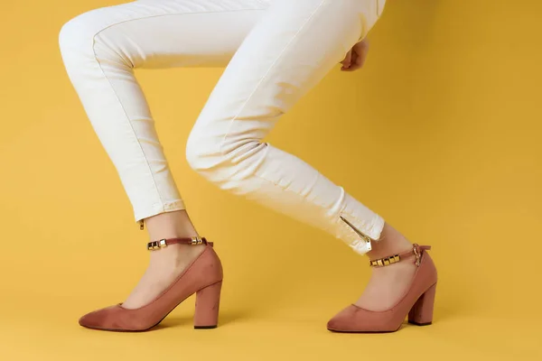 신발을 여자가 패션노란 배경의 검투사를 있습니다 고품질 — 스톡 사진