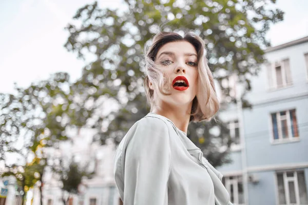 Lindos labios rojos rubios verano al aire libre cerca del árbol —  Fotos de Stock