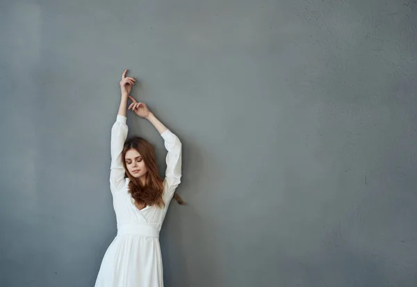 Mujer Vestida Blanco Posando Foto Alta Calidad — Foto de Stock