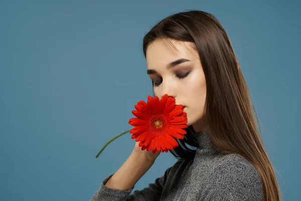 Parlak makyajlı güzel bir kadın. Kırmızı çiçek hediyesi. Glamor Stüdyosu. — Stok fotoğraf