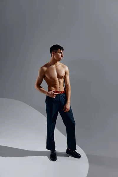 Modelos masculinos atléticos em jeans e sapatos torso nu — Fotografia de Stock