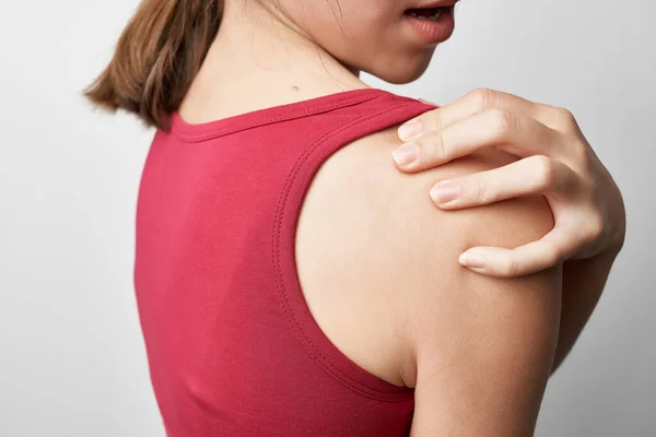 Omuzlarında kırmızı tişörtlü kadın sağlık sorunları artrit tedavisi — Stok fotoğraf