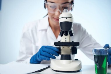 Kadın bilim adamı mikrobiyoloji teknolojisi araştırması