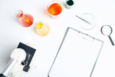 Laboratuvar asistanı kağıt kimyasal çözüm analizleri