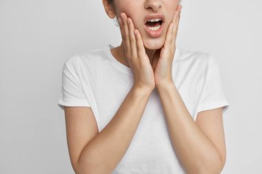 Sağlık sorunları olan kadın diş ağrısı çekiyor.