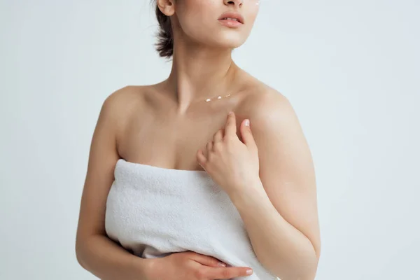 Vacker kvinna med handduk bar axlar ren hud efter dusch hygien — Stockfoto