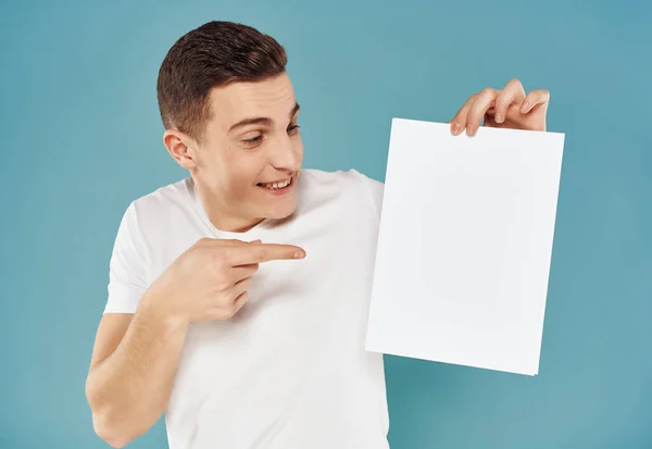 Fröhlicher Mann mit einem Blatt Papier in der Hand — Stockfoto