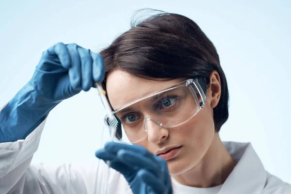 Chercheuse scientifique en blouse blanche laboratoire de recherche Professionnel — Photo