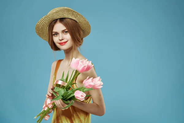 Mujer alegre en un vestido con un ramo de flores romance regalo estilo de vida — Foto de Stock