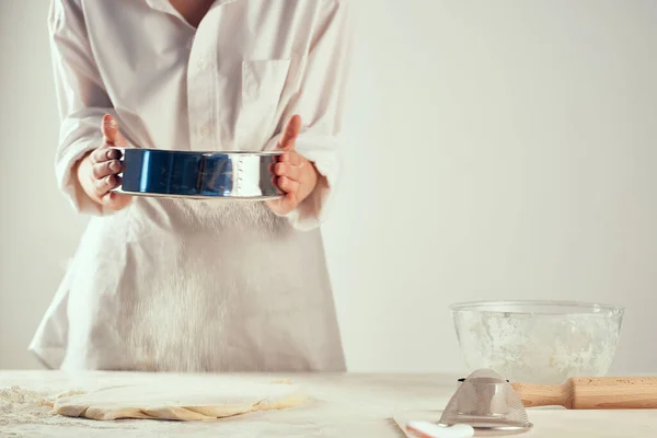 Valsning deg mjöl produkter kök mjöl matlagning läxa — Stockfoto