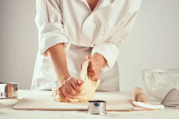 Valsning deg mjöl produkter kök arbete matlagning — Stockfoto