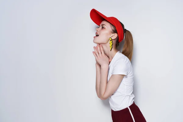 Gai fille chapeau rouge base de la mode boucles d'oreilles fond clair — Photo