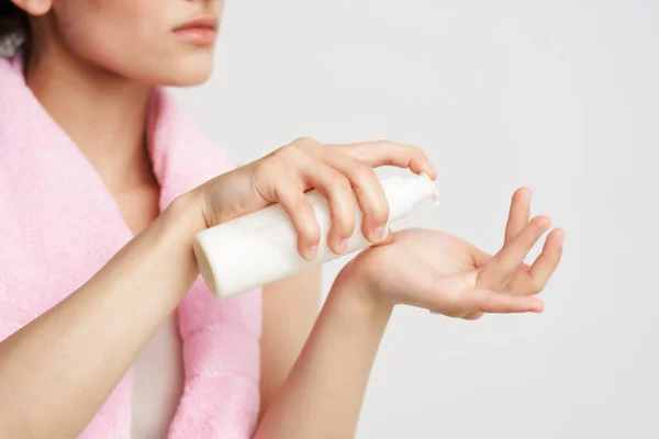 Mulheres aplicam mão loção pele limpa rejuvenescimento dermatologia — Fotografia de Stock