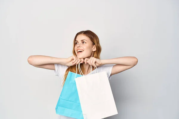 Женщина с разноцветными сумками покупает развлекательные магазины — стоковое фото