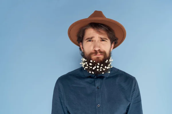 髭の自信作の青いシャツの花の帽子のハンサムな男 高品質の写真 — ストック写真