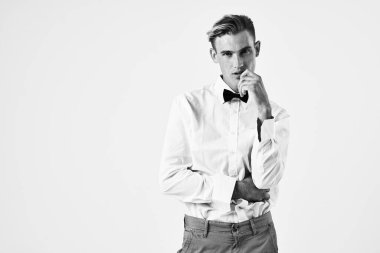 Beyaz gömlekli, papyonlu, kendine güvenen bir stüdyo.