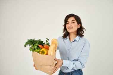 Şirin esmer bakkal çantası yiyecek teslimatı süpermarketi