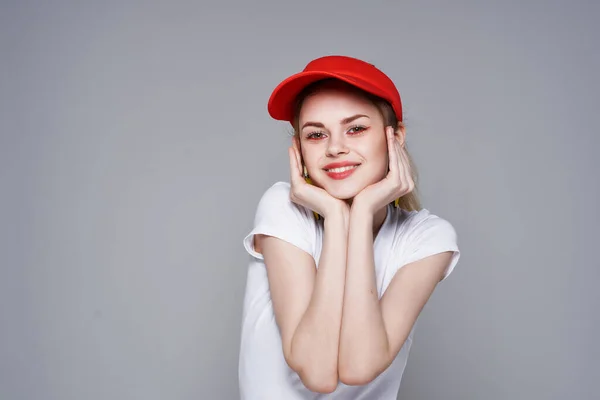 아름답고 아름다운 빨간 모자 매력 장식 — 스톡 사진