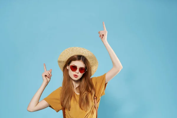 Vrouw met hoed en zonnebril mode zomer kleding rugzak — Stockfoto