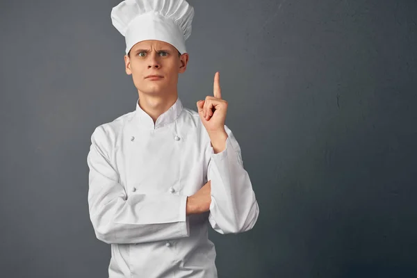 Chef maschio emotivo gesticolando con mano ristorante lavoro professionale — Foto Stock