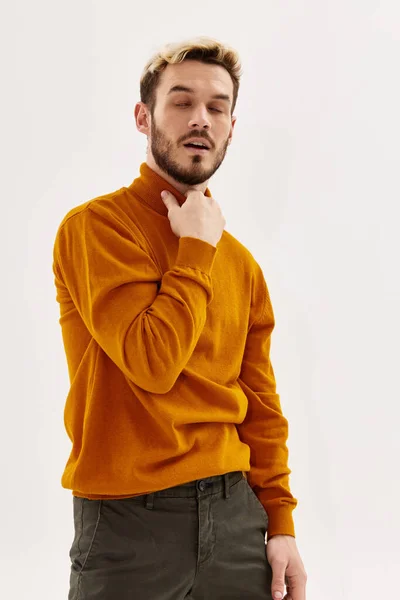 Hombre guapo en suéter celebración cuello moda posando estilo moderno — Foto de Stock