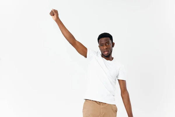 Hombres emocionales de apariencia africana sostienen una mano desde arriba sobre un fondo claro — Foto de Stock
