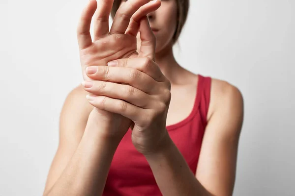 Γυναίκα με πόνο στις αρθρώσεις στα δάχτυλα ρευματισμούς αρθρίτιδα — Φωτογραφία Αρχείου