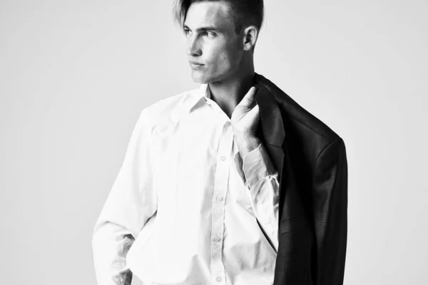 Hombre con una chaqueta sobre sus hombros modelo de estilo de vida estudio de moda —  Fotos de Stock