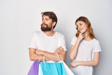 Genç çift indirimli alışveriş eğlencesi