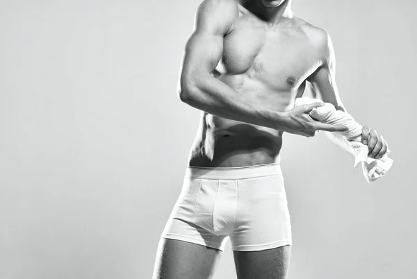 Uomo sportivo in mutandine bianche pompato corpo asciugamano allenamento fitness — Foto Stock