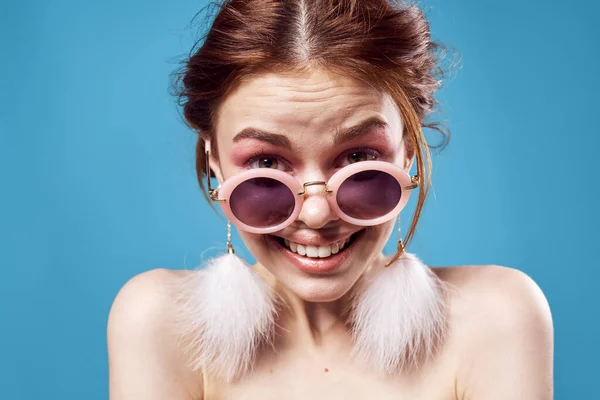Veselá žena s holými rameny kulaté brýle dekorace emoce — Stock fotografie