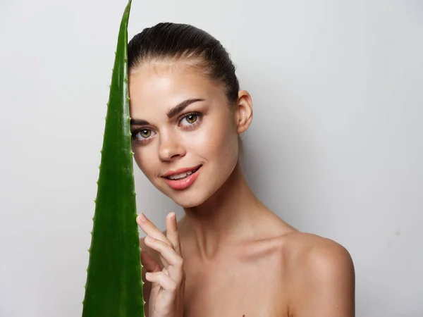 Bonita jovem mulher limpa pele cosmetologia nua ombros aloe folha — Fotografia de Stock