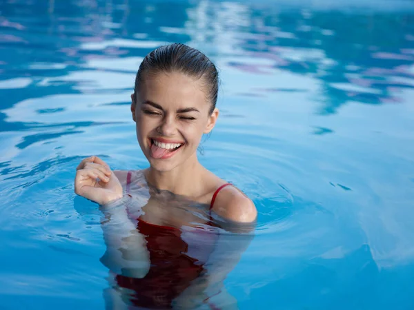 Mulher alegre na piscina vermelho maiô lazer luxo natureza — Fotografia de Stock