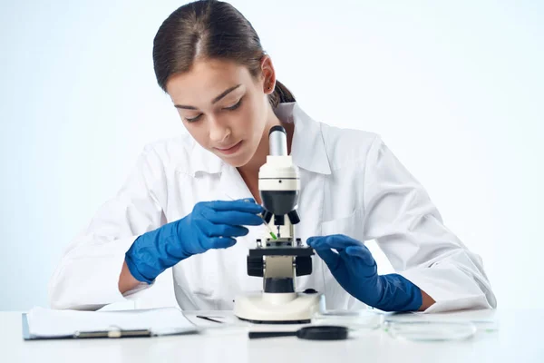 Assistante de laboratoire femme travail biotechnologie analyse la recherche — Photo