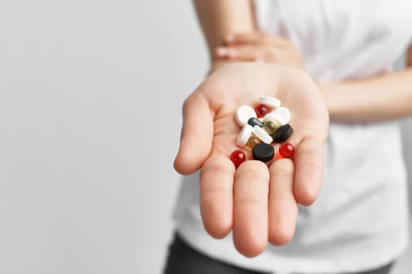 Kvinna som innehar flerfärgade piller i palm apotek medicin — Stockfoto