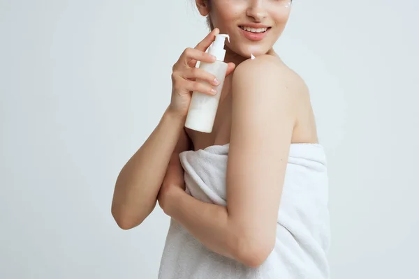 Mulher com loção cuidados da pele tratamentos de spa ombros nus — Fotografia de Stock