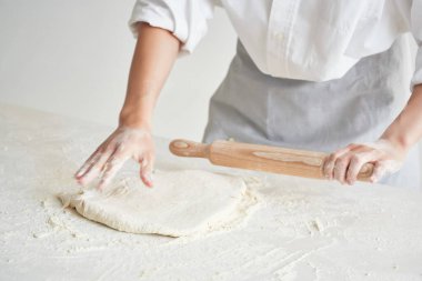 Kadın şef hamur fırını hazırlıyor. Pasta pişiriyor.