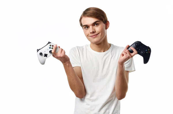 Hombre en camiseta blanca con joysticks en las manos jugando a la tecnología de entretenimiento —  Fotos de Stock