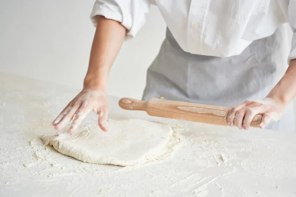 Chef mulher rola massa padaria cozinhar pastelaria — Fotografia de Stock