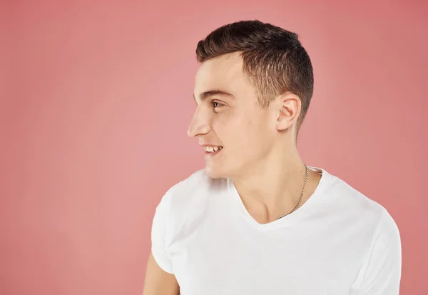 Smiling man in white t-shirt pink background close-up pink background emotions — Stock Photo, Image