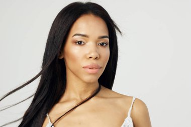 Çekici bir Afrikalı kadın. Moda saç stili kozmetik ürünleri yakından çekilmiş.